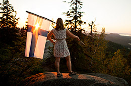 Suomen lippu kalliolla